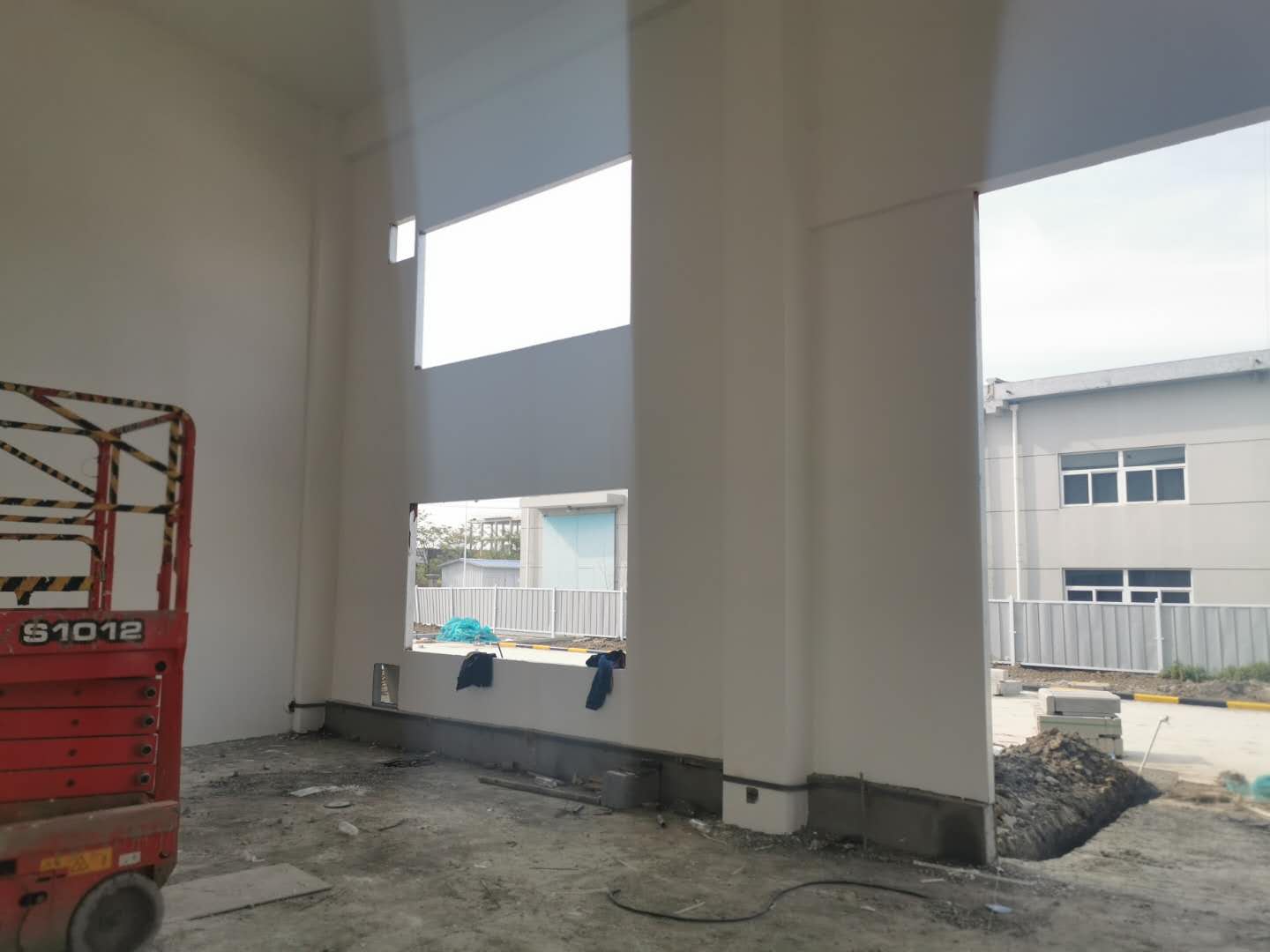 <a href='http://www.fanzuowen.com' target='_blank'>泄爆墙</a>施工